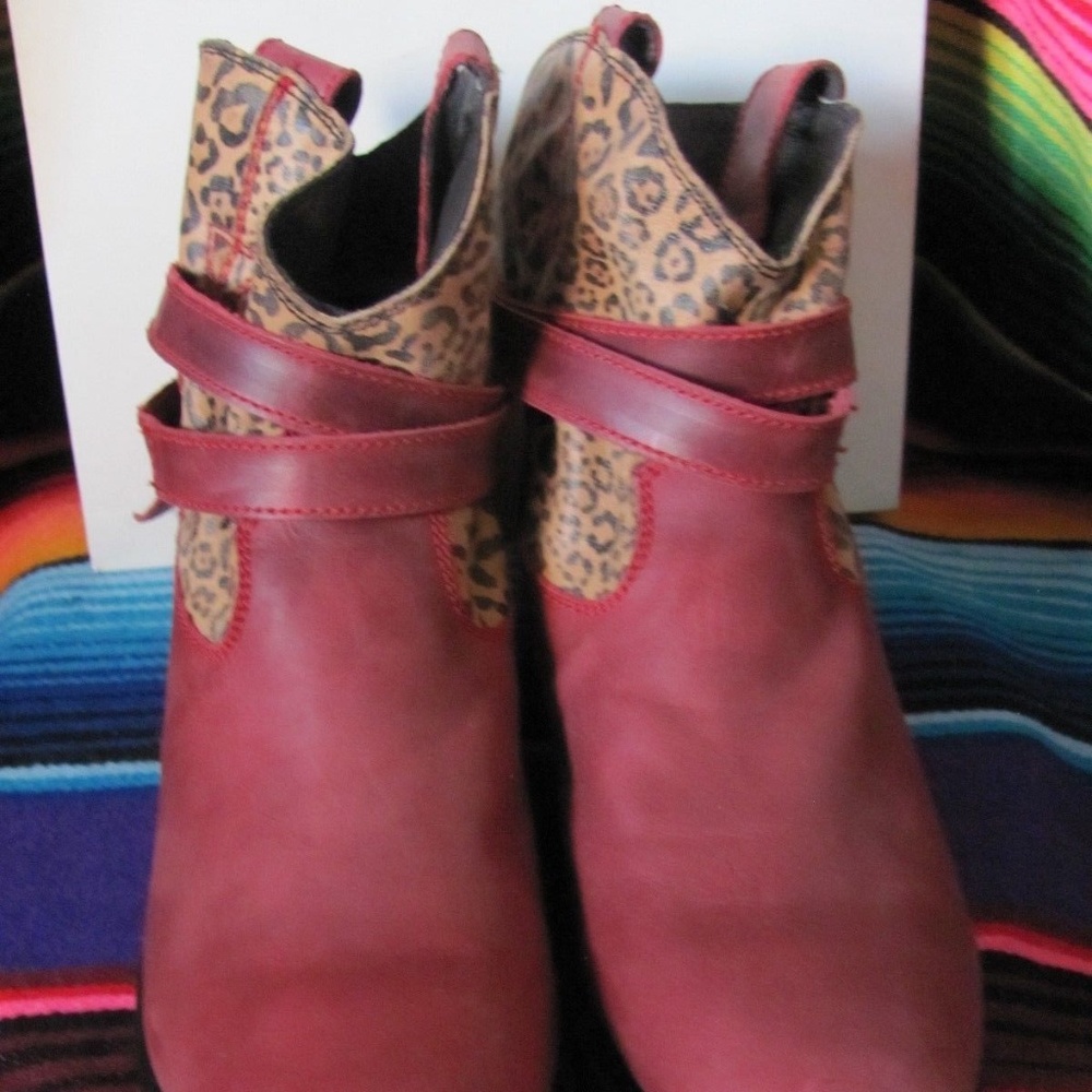 INDEPENDENT BOOT COMPANY  LADIES RED/LEOPARD SLIP